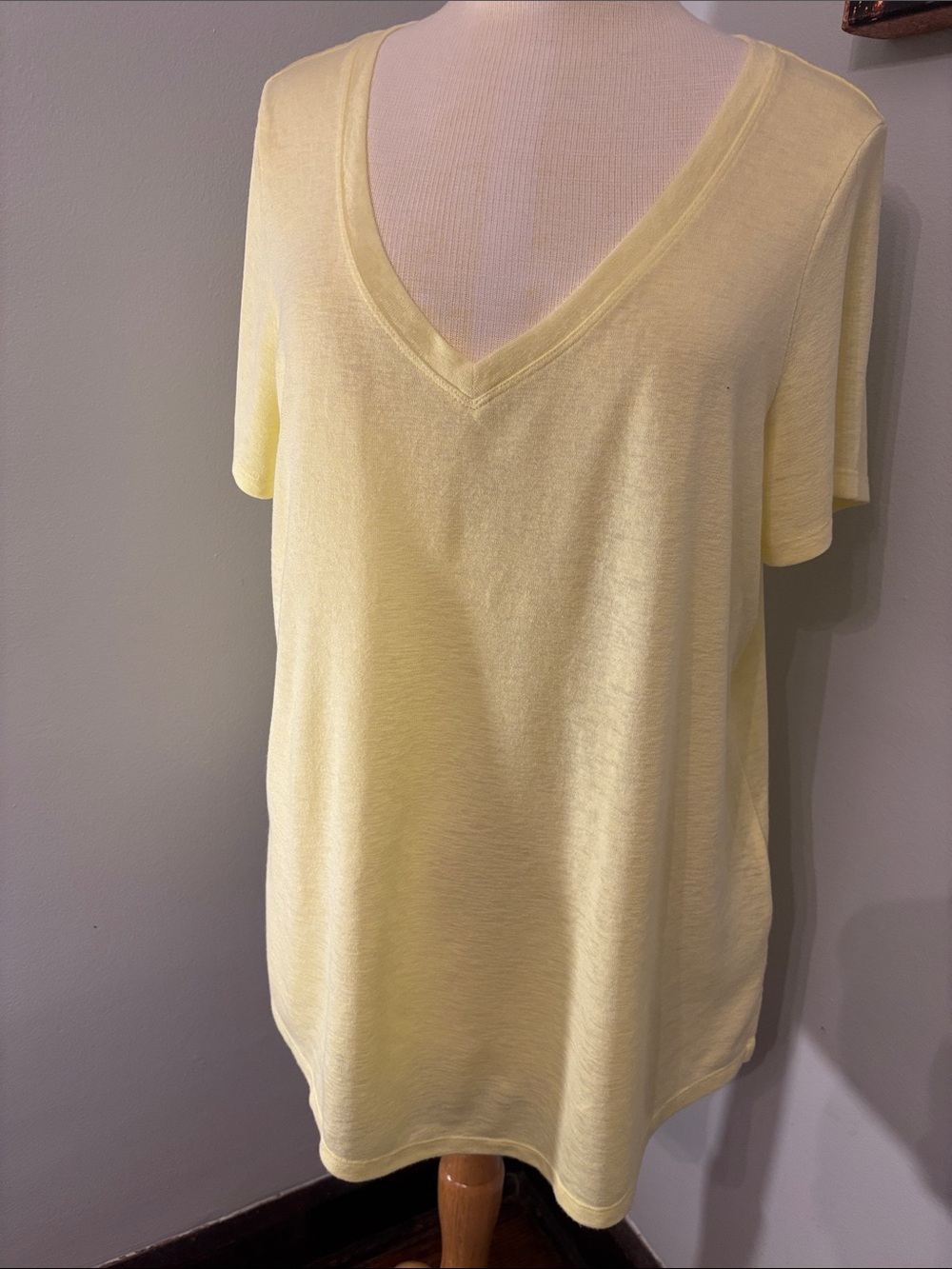 Athleta Light Yellow V-Neck Women's Top Size XL